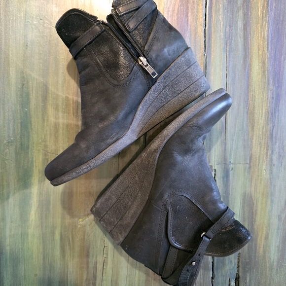 UGG Emalie Waterproof Boots - Picture 4 of 9